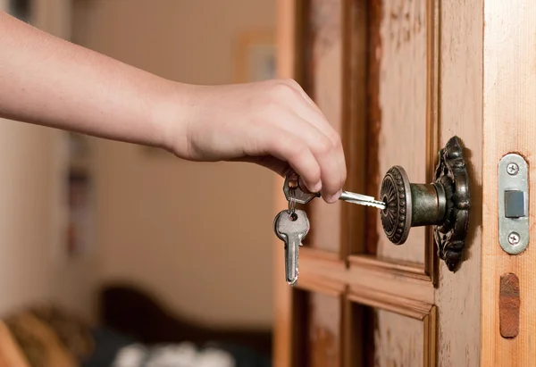 Ключи и дверь — стоковое фото
