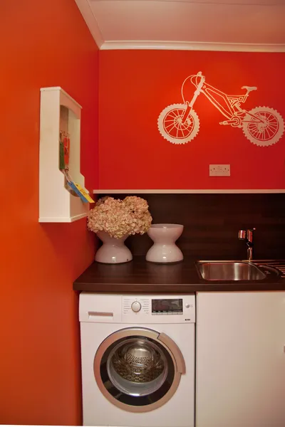 Iç çamaşır makinesi ile vitrin — Stok fotoğraf