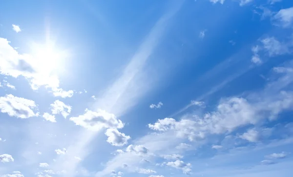 Sun-fényes, kék ég — Stock Fotó