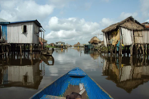 划独木舟的非洲村 — 图库照片