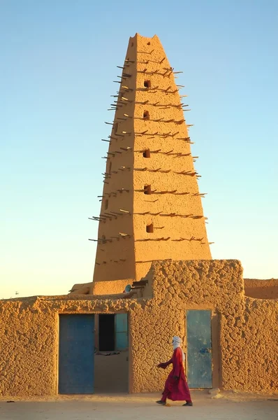 Agadez Camii yürüyen bir adam — Stok fotoğraf