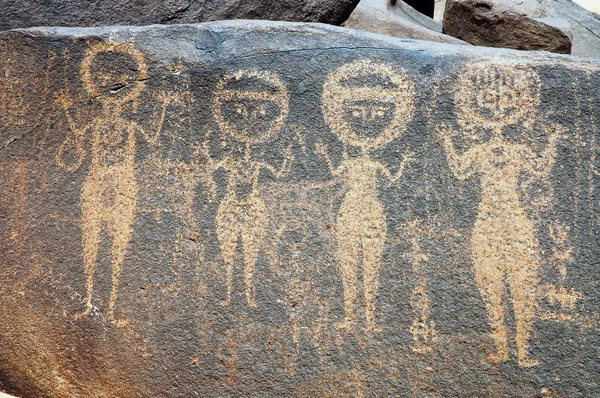 Starożytne naskalne w Nigrze, przedstawiająca cztery postacie — Zdjęcie stockowe
