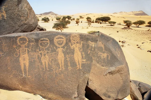 Ancient rock art in Sahara depicting four figures — Zdjęcie stockowe