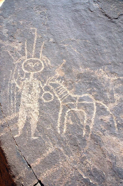 Ancient rock art in Niger depicting a figure and animal — Stock Photo, Image