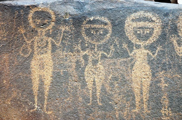 Arte rupestre antiga no Níger retratando três figuras — Fotografia de Stock