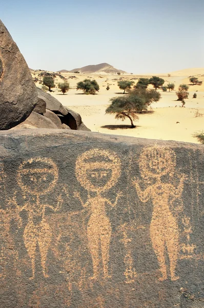 Arte rupestre antiga no Saara retratando três figuras — Fotografia de Stock