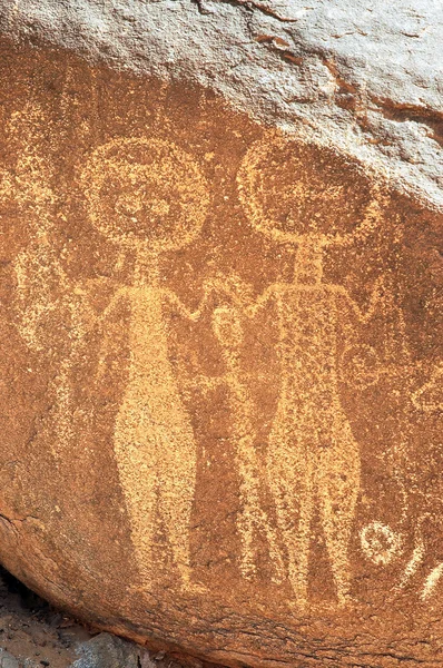 Arte rupestre antiga no Níger retratando duas figuras — Fotografia de Stock