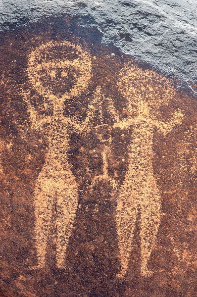 Ancient rock art in Niger depicting two human figures — Stock Photo, Image