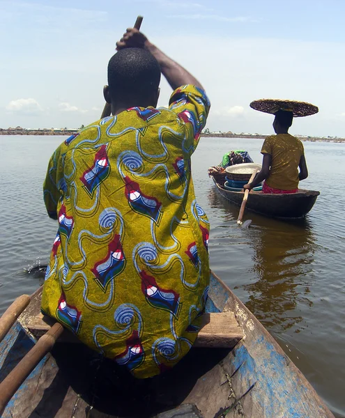 Kanoën op een meer in Afrika — Stockfoto