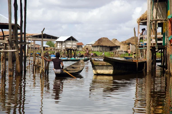 Gólyaláb falu Ganvie csónakok Jogdíjmentes Stock Fotók