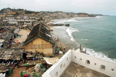 Cape Coast suların çekildiği kıyı ve evleri #2