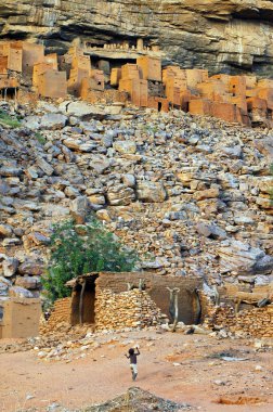 küçük bir çocuğun önünde dogon evleri