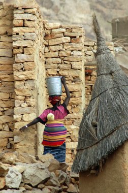 kova ve çocuk mali dogon kadın