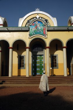 Etiyopya rahip kilise önünde