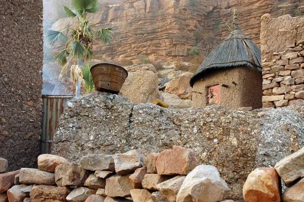 Ein traditioneller Dogon-Kornspeicher unterhalb der Felswand — Stockfoto