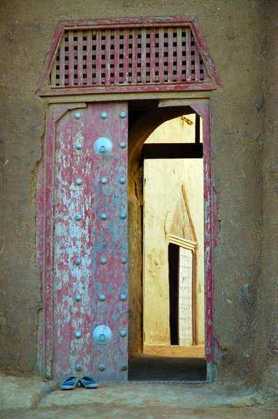 Entrance door to Djenne mud mosque — Stock Photo, Image