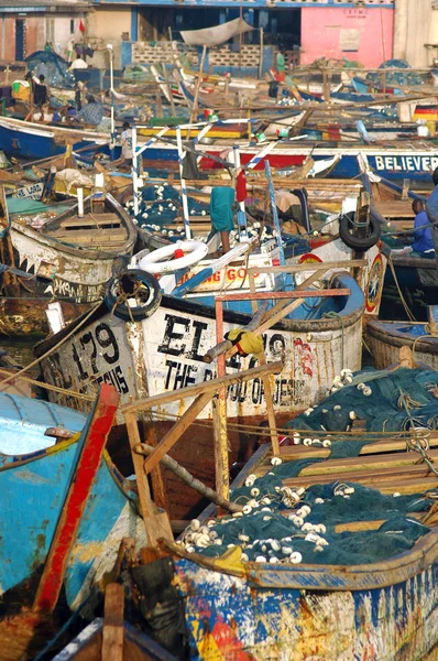 Рибальські човни в Elmina гавані — стокове фото