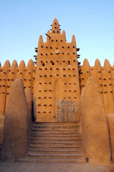 Grinden och minaret på djenne moskén — Stockfoto