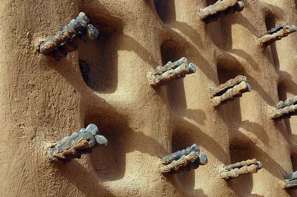 La parete laterale di una moschea di fango Dogon — Foto Stock