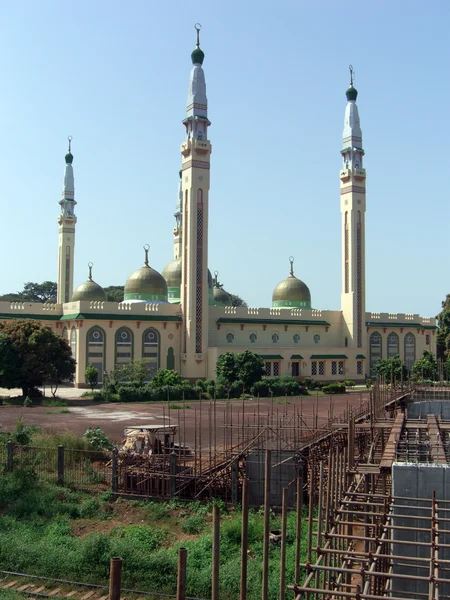 코나크리의 그랜드 모스크의 보기 스톡 사진