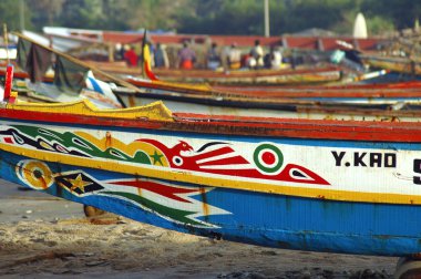 Batı Afrika balıkçı tekneleri sahilde