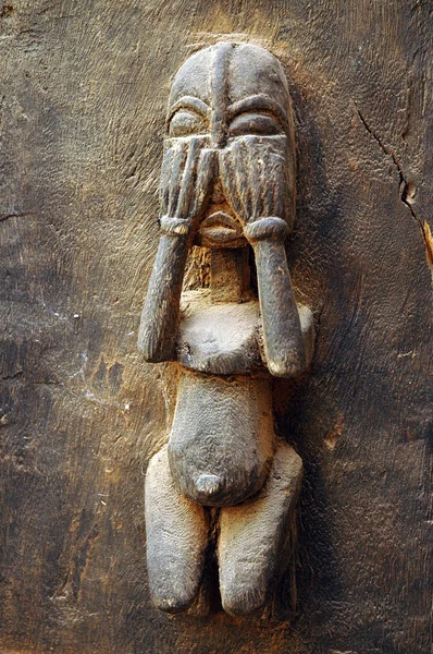Traditionelle Dogon geschnitzte Figur auf einer Tür # 2 — Stockfoto