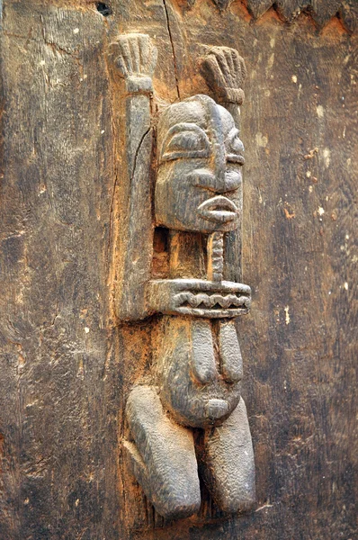 ドアの上のドゴン族の伝統的な彫刻が施された図 — ストック写真