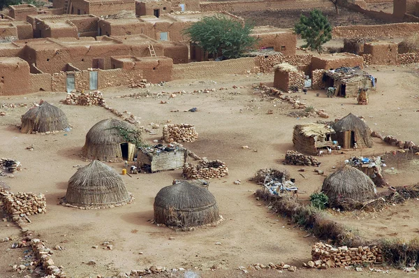 Traditional straw huts in Hombori — Stock Photo, Image