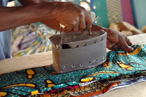 Verwendung eines alten Bügeleisens in Westafrika — Stockfoto
