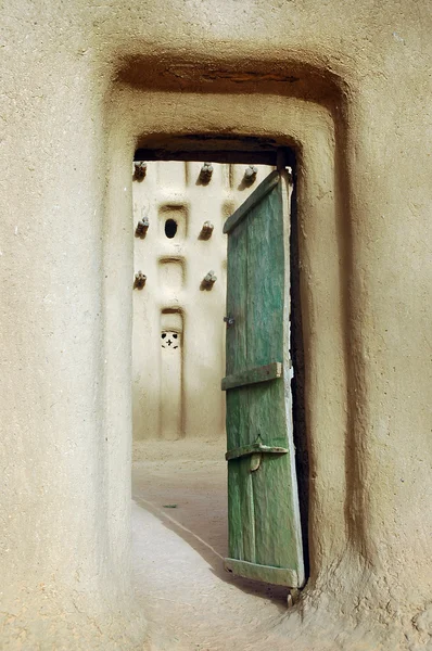 Image verticale d'une porte dans une mosquée de boue dans un village dogon — Photo