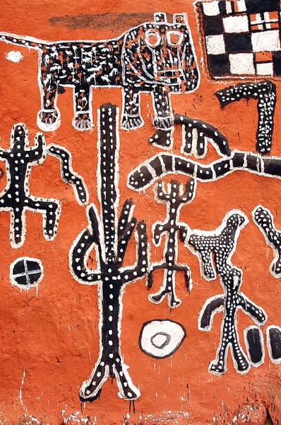 Vertical view of Dogon artwork on the side of a building — Stock Photo, Image