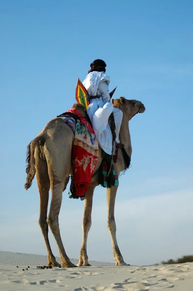 Tuareg ruiter op zijn kameel in de woestijn — Stockfoto