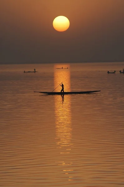 Verticale silhouet van kano's op de rivier de niger — Stockfoto