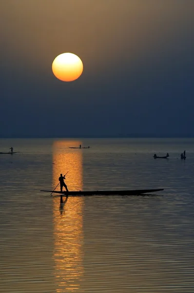 Vertical silhouette of canoes on Niger River 2 — Stock Photo, Image