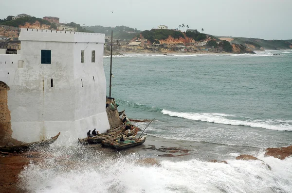 Wave breaking in front of Cape Coast castle — Stock Photo, Image