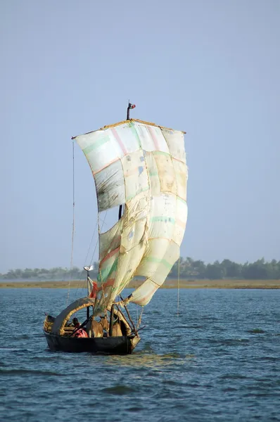 Traditionelles Boot in Westafrika mit Segel Stockbild