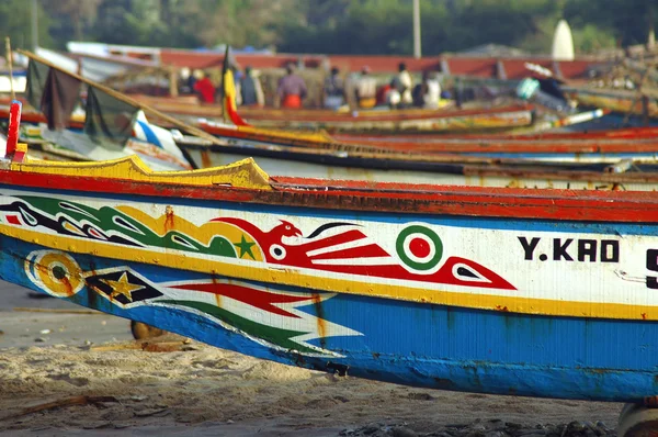 Westafrikanische Fischerboote am Strand Stockbild