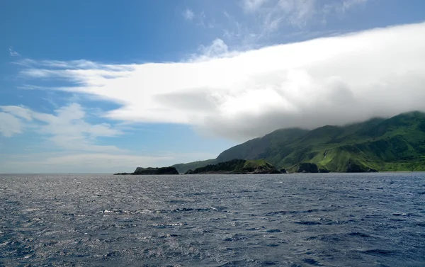 Nuvens sobre a ilha russa de Moneron — Fotografia de Stock