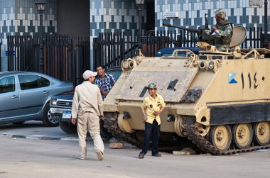 Mısır ordusu askerleri ile oynayan çocuk