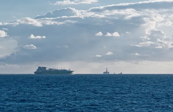 Transporte de GNL pasando por un campo petrolero en el sur del Mediterráneo —  Fotos de Stock