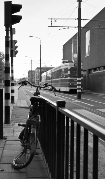 Aufgebrochenes Fahrrad auf der Holländer Stadtstraße — Stockfoto