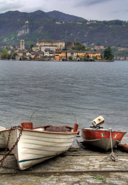 lake orta kıyısında iki tekne