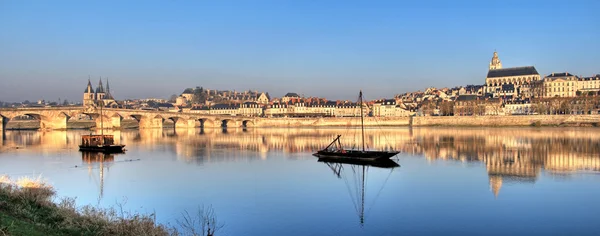 Blois reflétée dans la rivière — Photo
