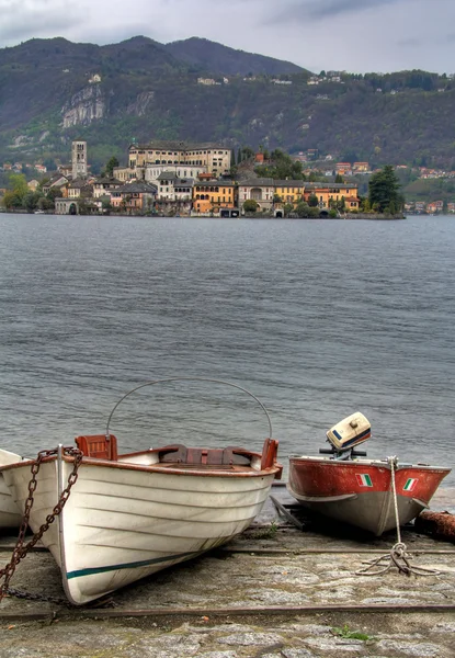 Dos barcos en la orilla del lago Orta — Foto de Stock