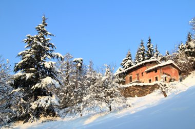 terk edilmiş kır evi