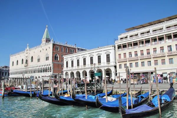 Venecia paisaje urbano con muelle de góndola —  Fotos de Stock