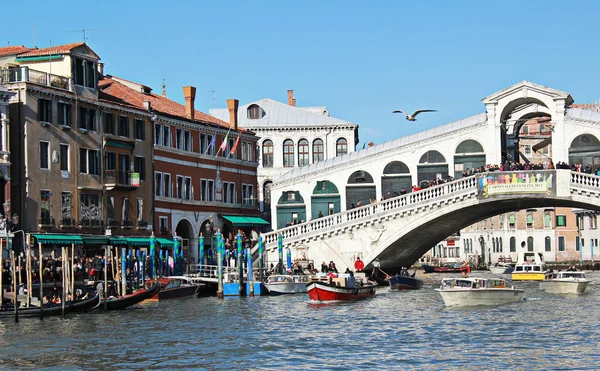 Rialto Köprüsü ile büyük bir kanal. Venedik. — Stok fotoğraf