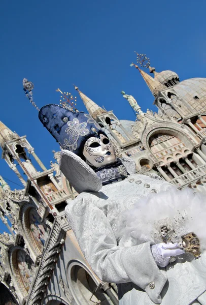 Elegante máscara con catedral de San Marco — Foto de Stock