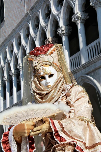 Venetiansk mask med marmorpelare — Stockfoto