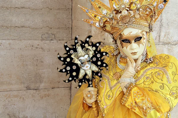 Жовта коронована маска — стокове фото